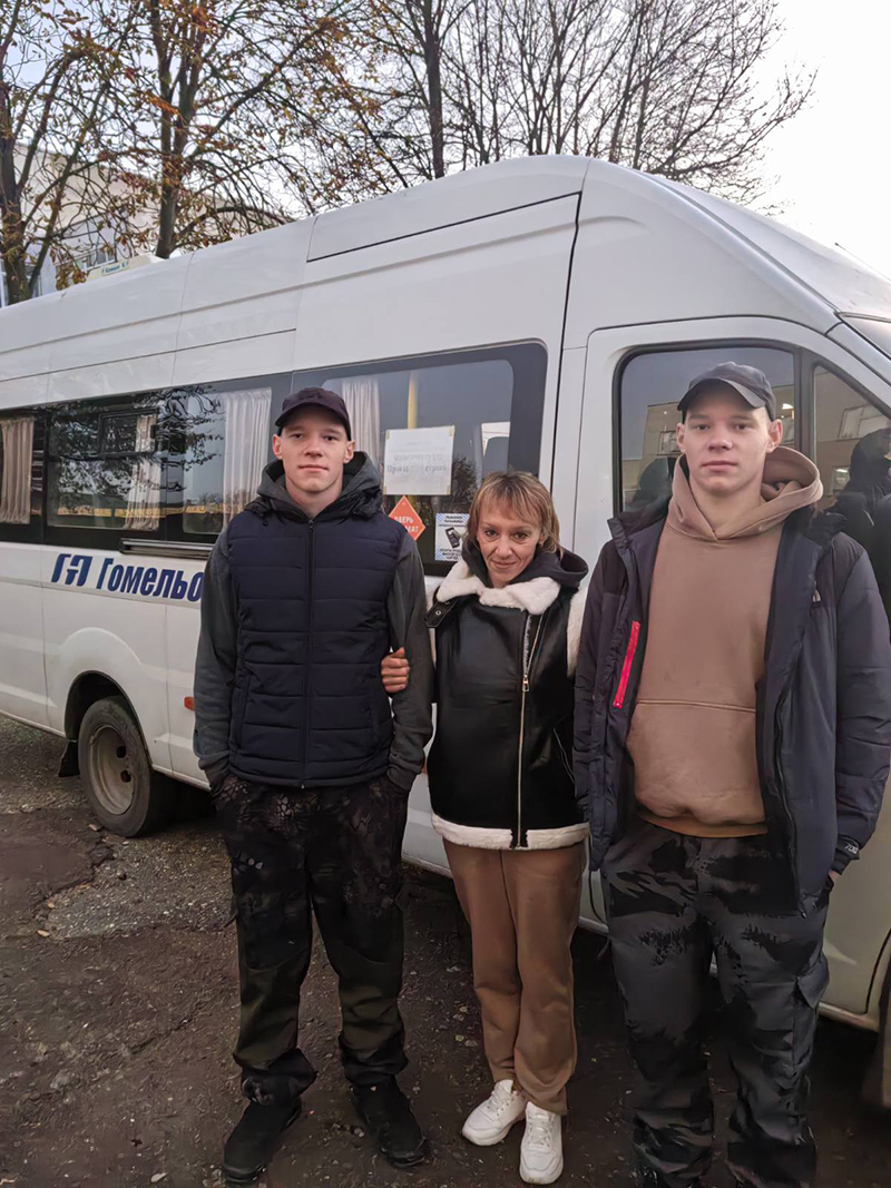 Два бойца одинаковых с лица