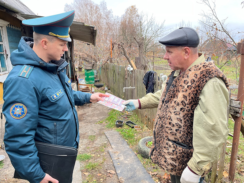 Рабочие выходные: рогачевские спасатели продолжают профилактическую работу в жилом секторе
