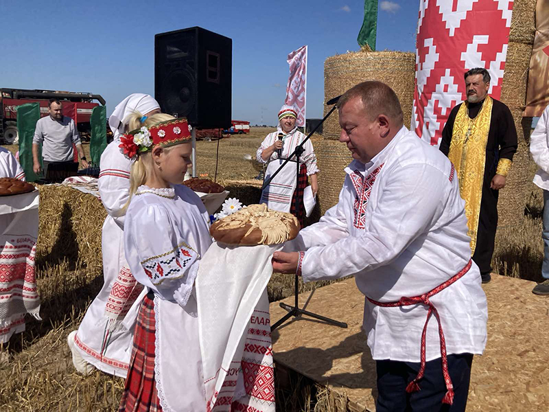 Песней, молитвой и караваем поддержали хлеборобов