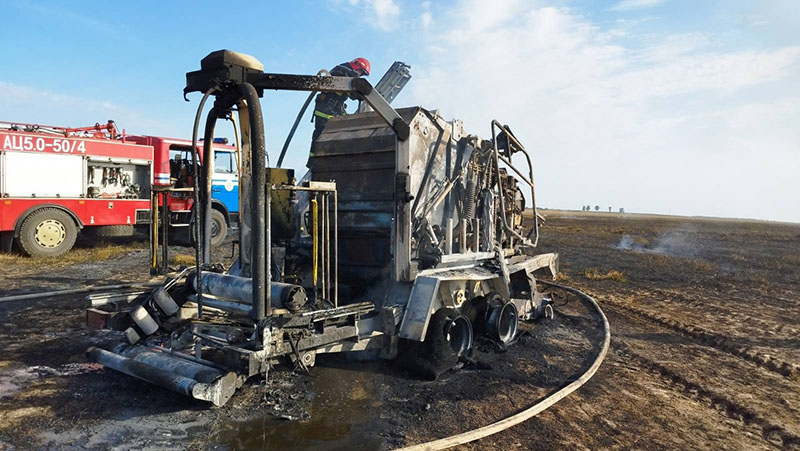 В Рогачевском районе сгорел пресс-подборщик