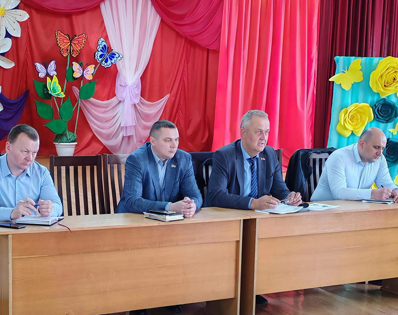 Встреча в Заполье: сельчане спросили – службы ответили