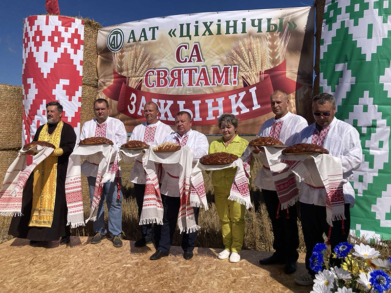 Песней, молитвой и караваем поддержали хлеборобов