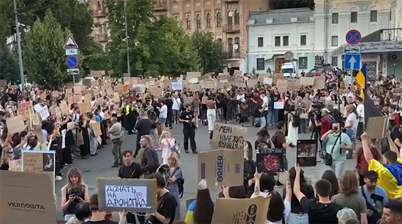 «Зеля – черт»:  когда крики улицы громче голоса армии